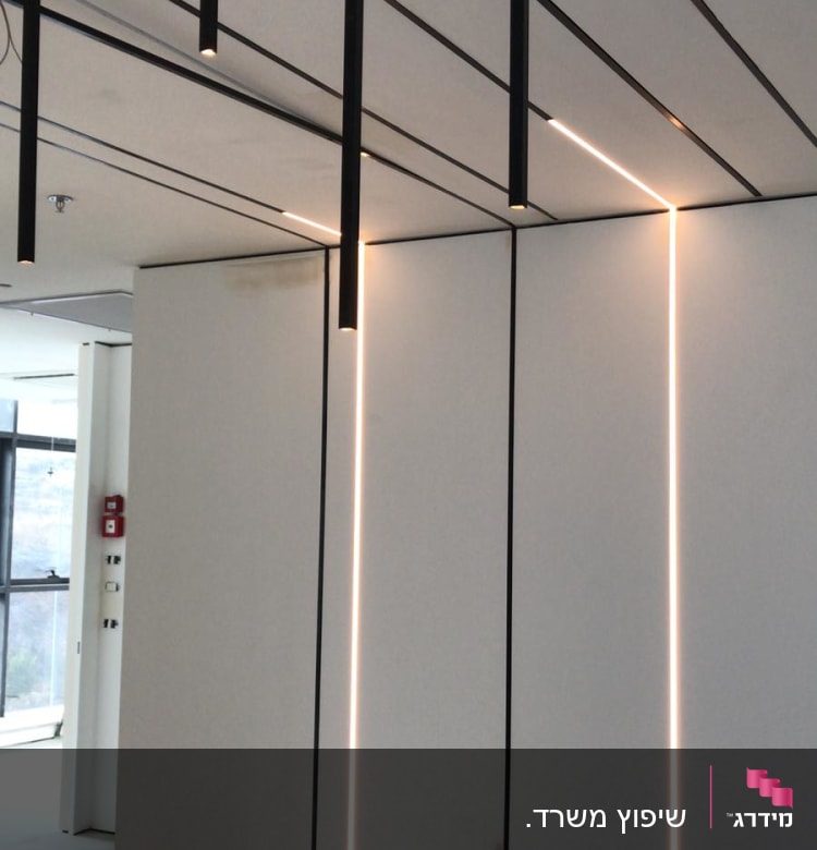 תאורה שקועה בתקרה וקירות במהלך שיפוץ